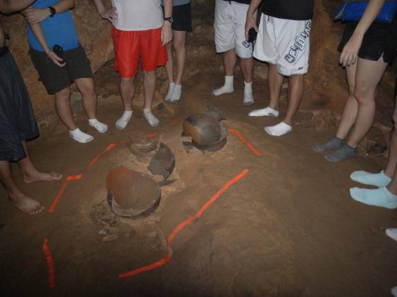 Observando antigos potes mayas, no mesmo local onde foram encontrados, na ATM Cave, na região de San Ignacio, em Belize (foto da internet)